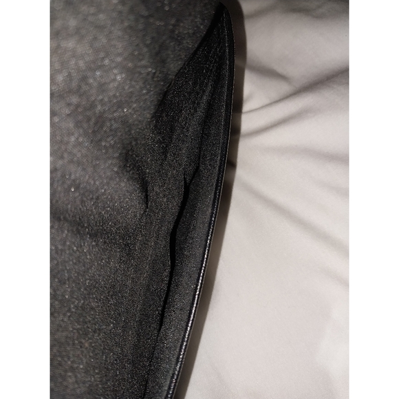 KENNETH COLE REACTION CROSSBODY BAG SMALL 5 1/4 X 8” - Picture 6 of 6